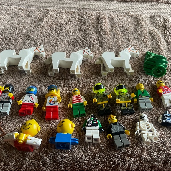 Colorful Building Block Figures Set - Picture 5 of 14